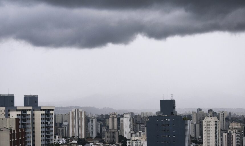sao-paulo-tem-inicio-de-semana-gelado-e-com-fortes-chuvas