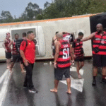 onibus-com-torcedores-do-flamengo-tomba-na-dutra-e-deixa-feridos
