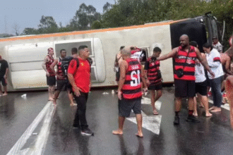 onibus-com-torcedores-do-flamengo-tomba-na-dutra-e-deixa-feridos