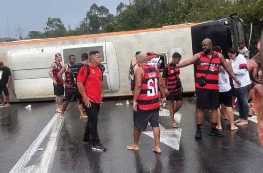 onibus-com-torcedores-do-flamengo-tomba-na-dutra-e-deixa-feridos