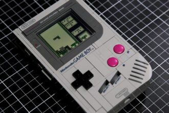 game
boy-feito-de-lego-roda-jogos-originais-da-nintendo