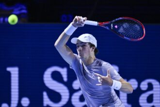 joao-fonseca-avanca-a-segunda-rodada-do-masters-1000-de-paris;-alcaraz-cai-na-estreia
