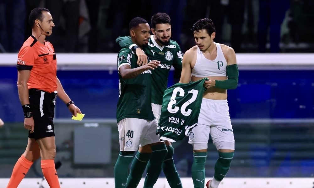 palmeiras-vive-‘noite-magica’,-faz-4-a-0-na-ldu-e-vai-a-final-da-libertadores