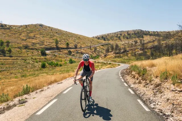 e-realmente-necessario-beber-agua-com-eletrolitos-para-se-manter-hidratado-apos-o-exercicio?