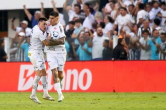 com-neymar-em-campo,-santos-conta-com-desvio-e-arranca-empate-com-fortaleza