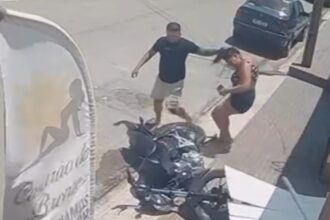 homem-derruba-portao,-invade-clinica-de-estetica-e-retira-mulher-puxando-pelos-cabelos