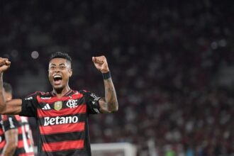 flamengo-deslancha-no-segundo-tempo,-vence-sport-e-dorme-na-lideranca-do-brasileirao