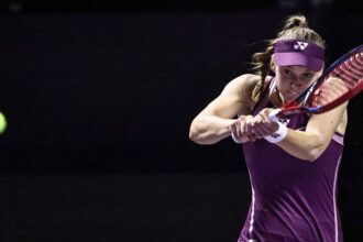 rybakina-vira-sobre-swiatek-e-vai-a-inedita-semifnal-do-wta-finals