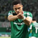 vitor-roque-brilha,-palmeiras-vence-o-santos-e-se-isola-na-lideranca-do-brasileirao