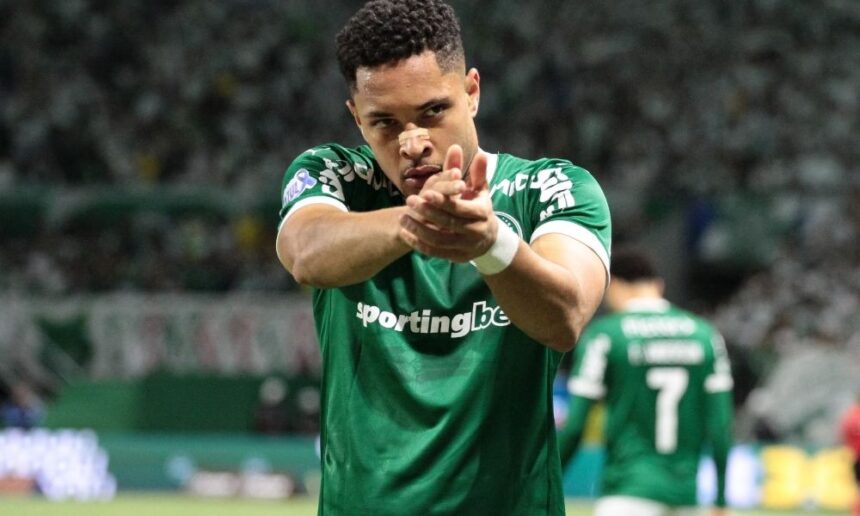 vitor-roque-brilha,-palmeiras-vence-o-santos-e-se-isola-na-lideranca-do-brasileirao