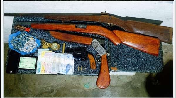 pmce-apreende-quatro-armas-de-fogo-e-drogas-em-pacajus