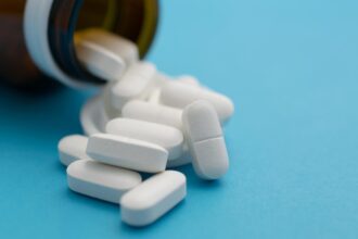 paracetamol-na-gravidez-nao-causa-autismo,-conclui-ampla-revisao-publicada-no-bmj