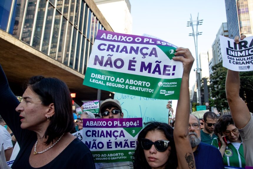 manifestacoes-contra-projeto-que-dificulta-aborto-legal-acontecem-em,-ao-menos,-nove-capitais