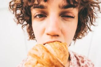 por-que-comemos-demais-quando-estamos-estressados-(e-como-evitar-isso)