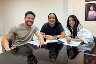 silvania-aquino-e-berg-rabelo-assinam-contrato-com-empresa-de-wesley-safadao