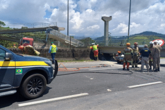 queda-de-passarela-mata-motorista-apos-colisao-de-caminhao-no-rj