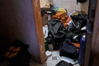 pm-descobre-‘casa-bomba’-que-funcionava-como-deposito-de-drogas-em-paraisopolis