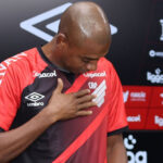fernandinho,-ex-athletico-pr-e-selecao,-anuncia-aposentadoria:-‘estou-cansado’