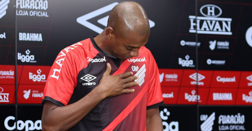 fernandinho,-ex-athletico-pr-e-selecao,-anuncia-aposentadoria:-‘estou-cansado’