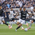 corinthians-domina-o-primeiro-tempo,-ve-botafogo-reagir-e-empata-no-fim