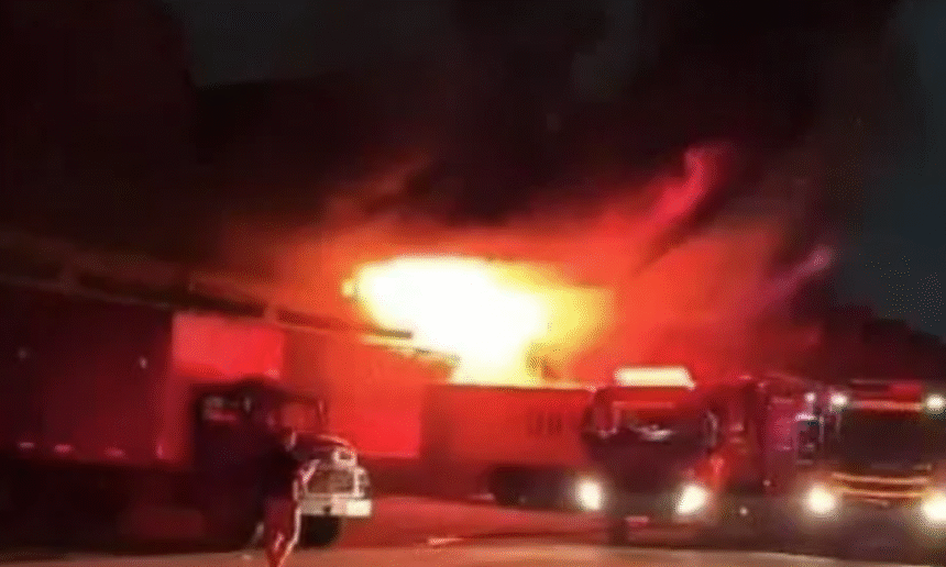 incendio-de-grandes-proporcoes-atinge-pavilhao-da-ceasa-no-rj