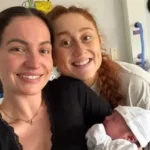 ‘minha-melhor-amiga-me-prometeu-aos-15-anos-que-teria-meu-bebe-e-agora-sou-mae-gracas-a-ela’