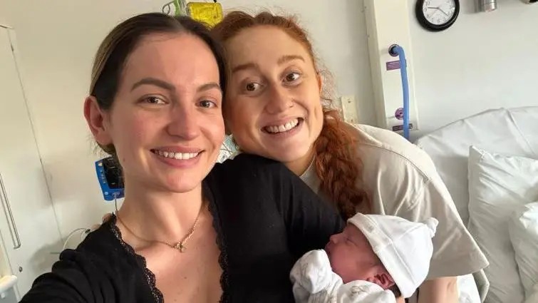 ‘minha-melhor-amiga-me-prometeu-aos-15-anos-que-teria-meu-bebe-e-agora-sou-mae-gracas-a-ela’