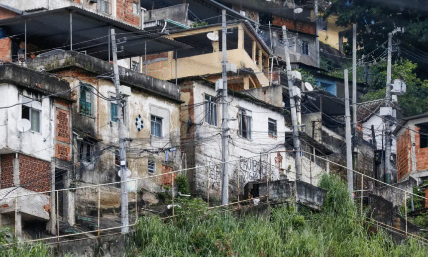 quase-20%-da-populacao-de-favelas-vivem-em-vias-sem-acesso-para-carros,-diz-ibge 