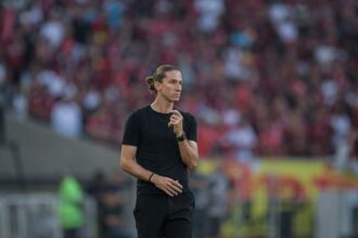 filipe-luis-critica-grama-sintetica-e-praticas-do-futebol-brasileiro:-‘ninguem-respeita’