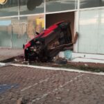 jipe-bate-em-motocicleta,-atinge-caminhao-e-invade-escola-em-juazeiro-do-norte;-video