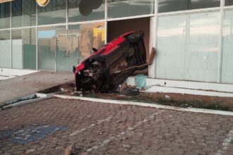 jipe-bate-em-motocicleta,-atinge-caminhao-e-invade-escola-em-juazeiro-do-norte;-video