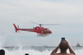 ressaca-em-copacabana:-bombeiros-buscam-desaparecido-no-mar;-mais-de-100-ja-foram-resgatados