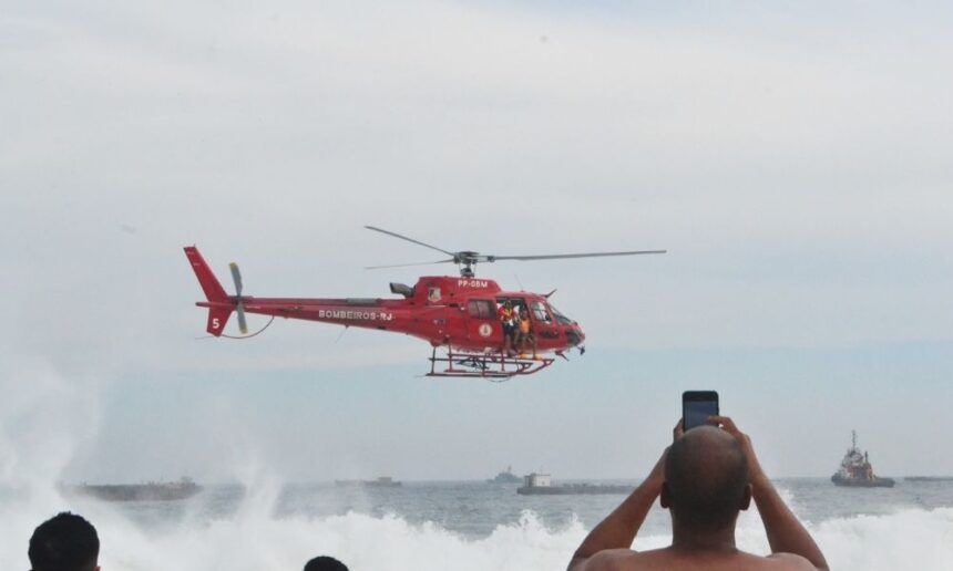 ressaca-em-copacabana:-bombeiros-buscam-desaparecido-no-mar;-mais-de-100-ja-foram-resgatados