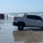 mare-sobe-rapidamente-e-atola-carros-em-praia-no-ceara;-video
