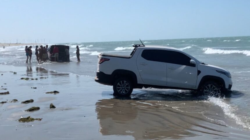 mare-sobe-rapidamente-e-atola-carros-em-praia-no-ceara;-video