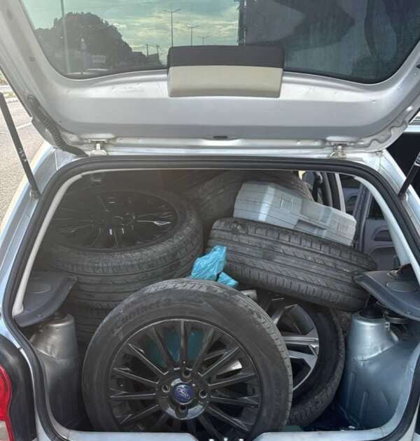 dupla-suspeita-de-furtar-pneus-e-presa-pela-pmce-em-aquiraz