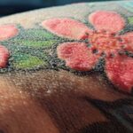 reacao-rara-a-tatuagem-faz-homem-perder-cabelo-e-pelos,-parar-de-suar-e-desenvolver-vitiligo