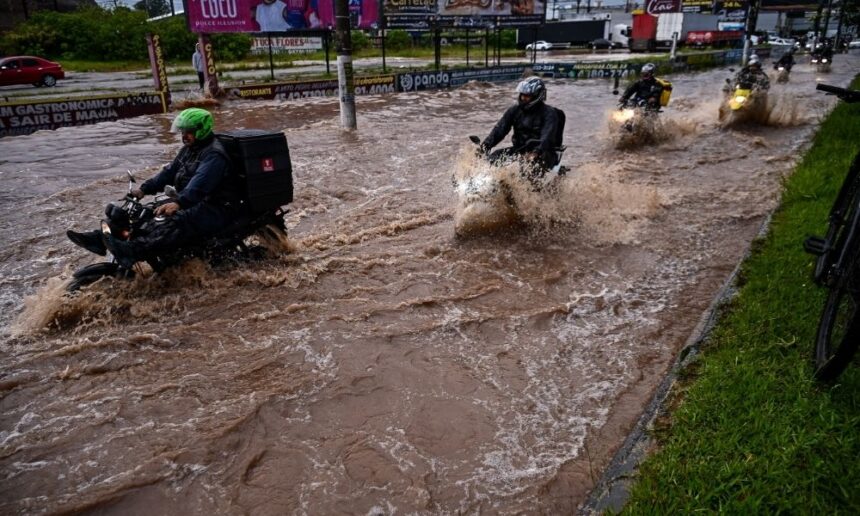 chuva-em-sao-paulo-provoca-transbordamento-de-corregos-e-alagamentos