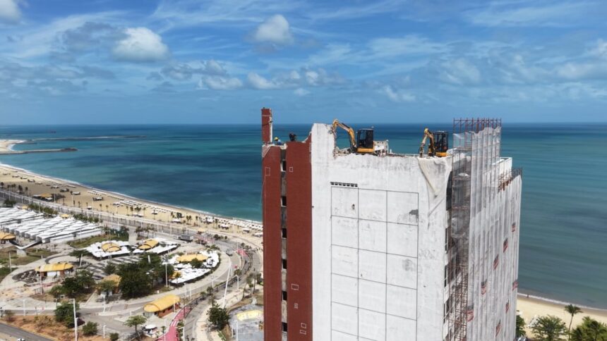 em-processo-de-demolicao,-seara-praia-hotel-perde-ultimos-andares;-video
