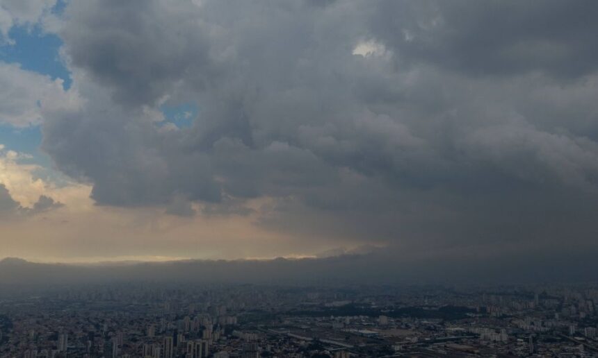 chuva-em-sp-gera-alagamento,-deixa-pessoas-ilhadas-e-interrompe-circulacao-de-trens