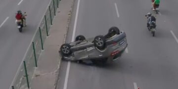 Carro capota em acidente na Avenida Washington Soares e trânsito fica lento