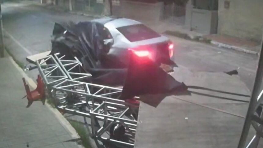 video:-motorista-colide-contra-palco-de-carnaval-e-atropela-duas-pessoas-no-crato