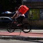 entenda-como-funciona-o-golpe-do-entregador-de-presente-falso