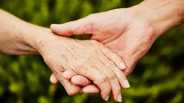 ‘muito-amor-e-um-pouco-de-sorte’:-100-casais-revelam-o-segredo-para-um-relacionamento-feliz