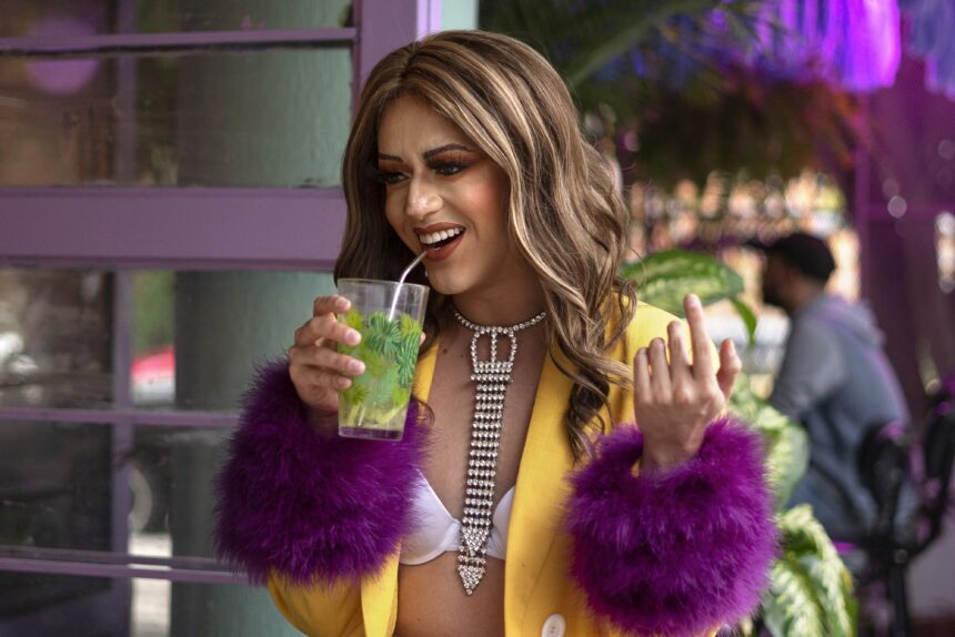 nao-e-so-a-bebida:-como-evitar-alcool-falsificado-e-gelo-contaminado-na-folia