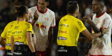 ‘nao-pode-botar-mulher-para-apitar’,-diz-jogador-do-bragantino-apos-derrota-para-o-sao-paulo