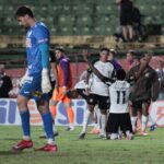 corinthians-briga,-empata-no-final-e-elimina-portuguesa-nos-penaltis