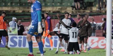 corinthians-briga,-empata-no-final-e-elimina-portuguesa-nos-penaltis