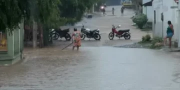 Chuva provoca alagamentos em ruas e causa transtornos em Canindé, no interior do Ceará Moradores relataram acúmulo de água em ruas do Centro e em outros bairros, causando transtornos no tráfego de veículos e pedestres