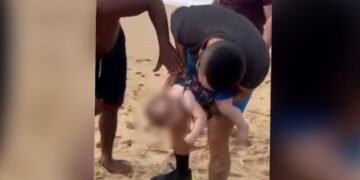 policial-de-ferias-salva-bebe-de-afogamento-na-praia-de-iracema,-em-fortaleza
